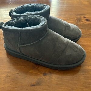 Girls Ugg Ultra Mini Boot.  Gray.  Size 6.
